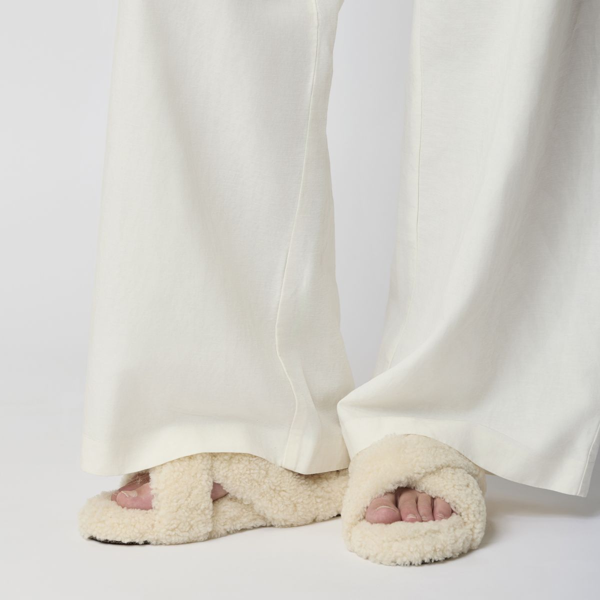 Curly Cross Slippers | Lammwolle Fellschuhe | Sheepskinhouse.ch