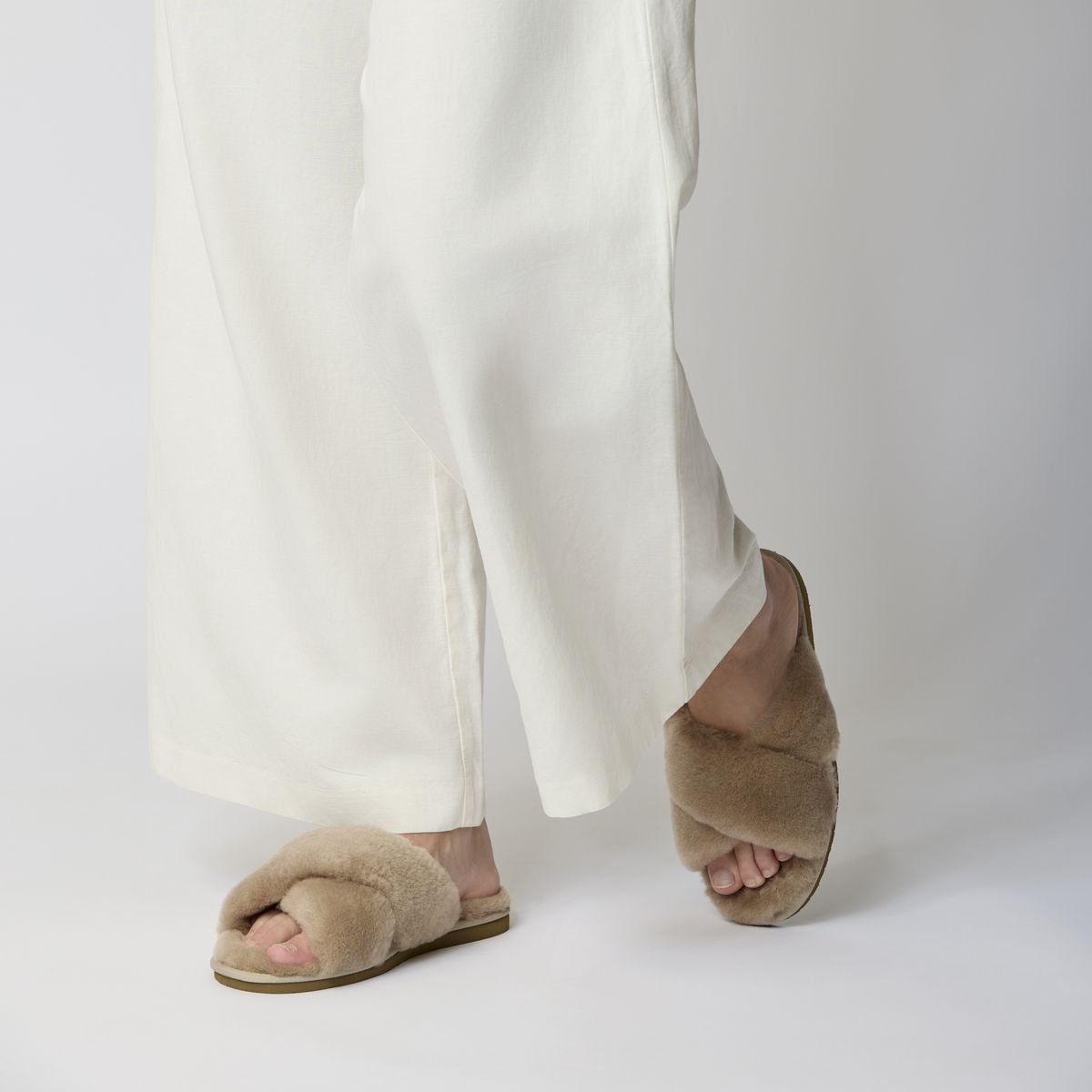 Lammfell Cross Slippers | Neuseeland | Größe 35-42 Fellschuhe | Sheepskinhouse.ch