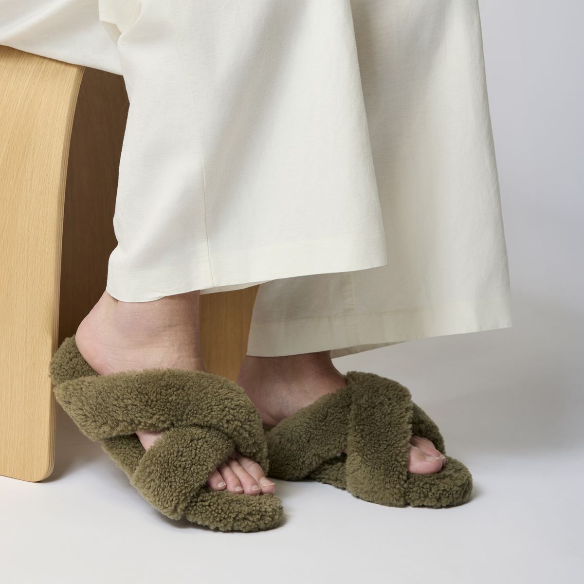 Curly Cross Slippers | Lammwolle Fellschuhe | Sheepskinhouse.ch