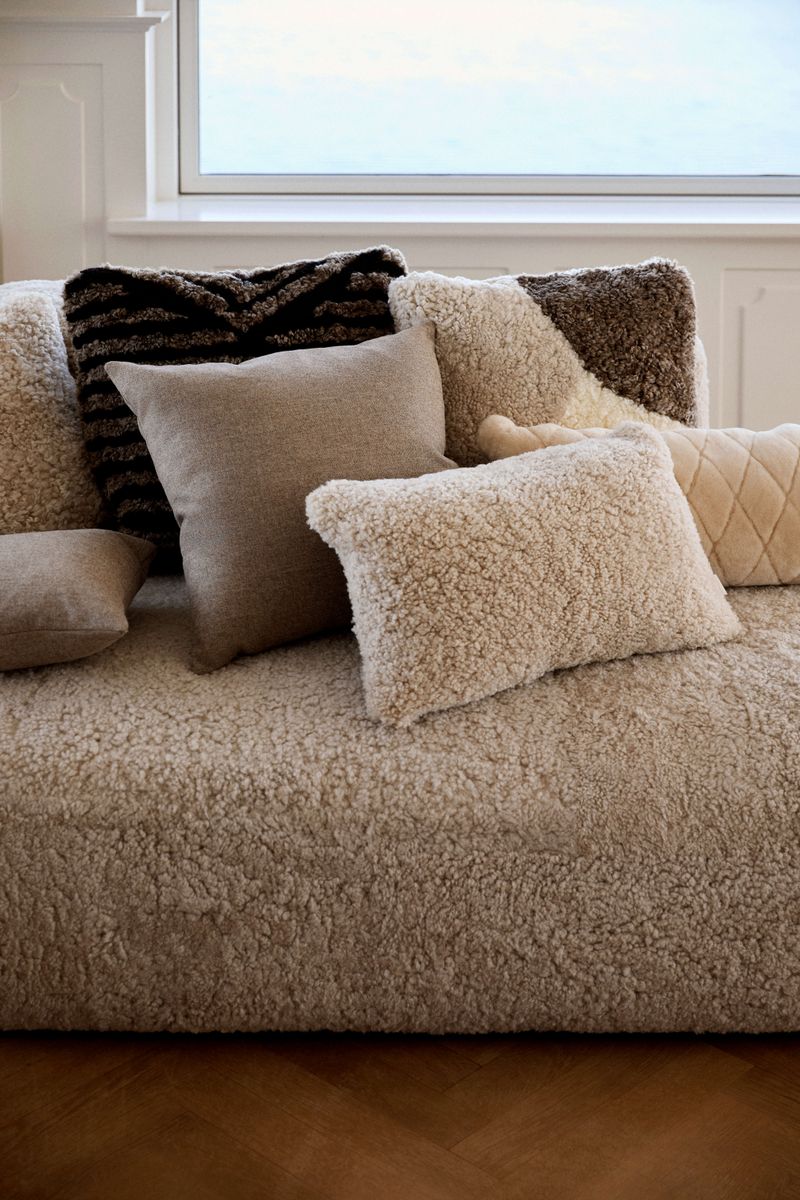 PATTERN COLLECTION | Fellkissen | Kurzhaar | Neuseeland | 50x50 cm Taupe/Schwarz