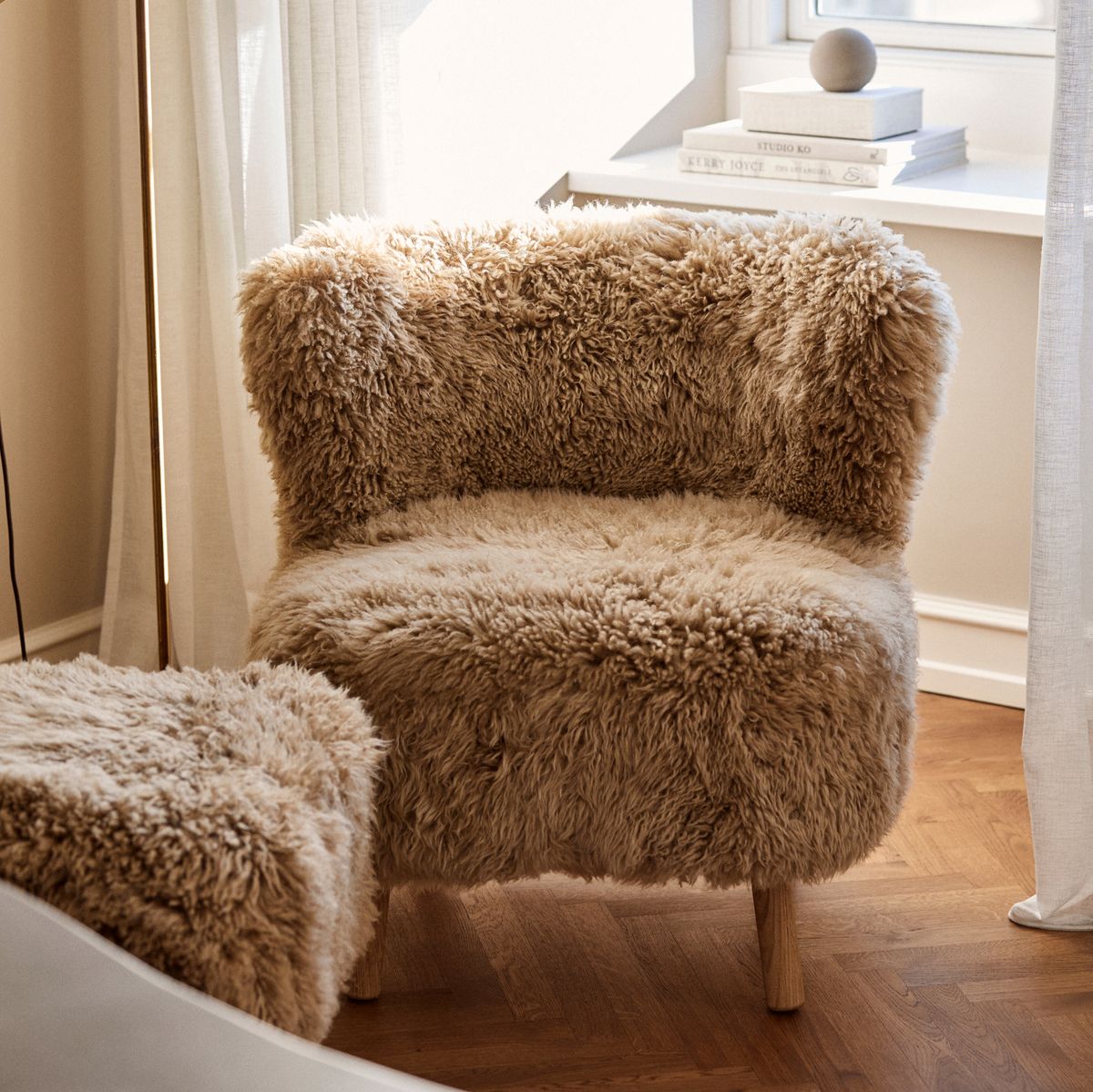 Emil Loungesessel | Premium Lammfell | Langhaar Honig