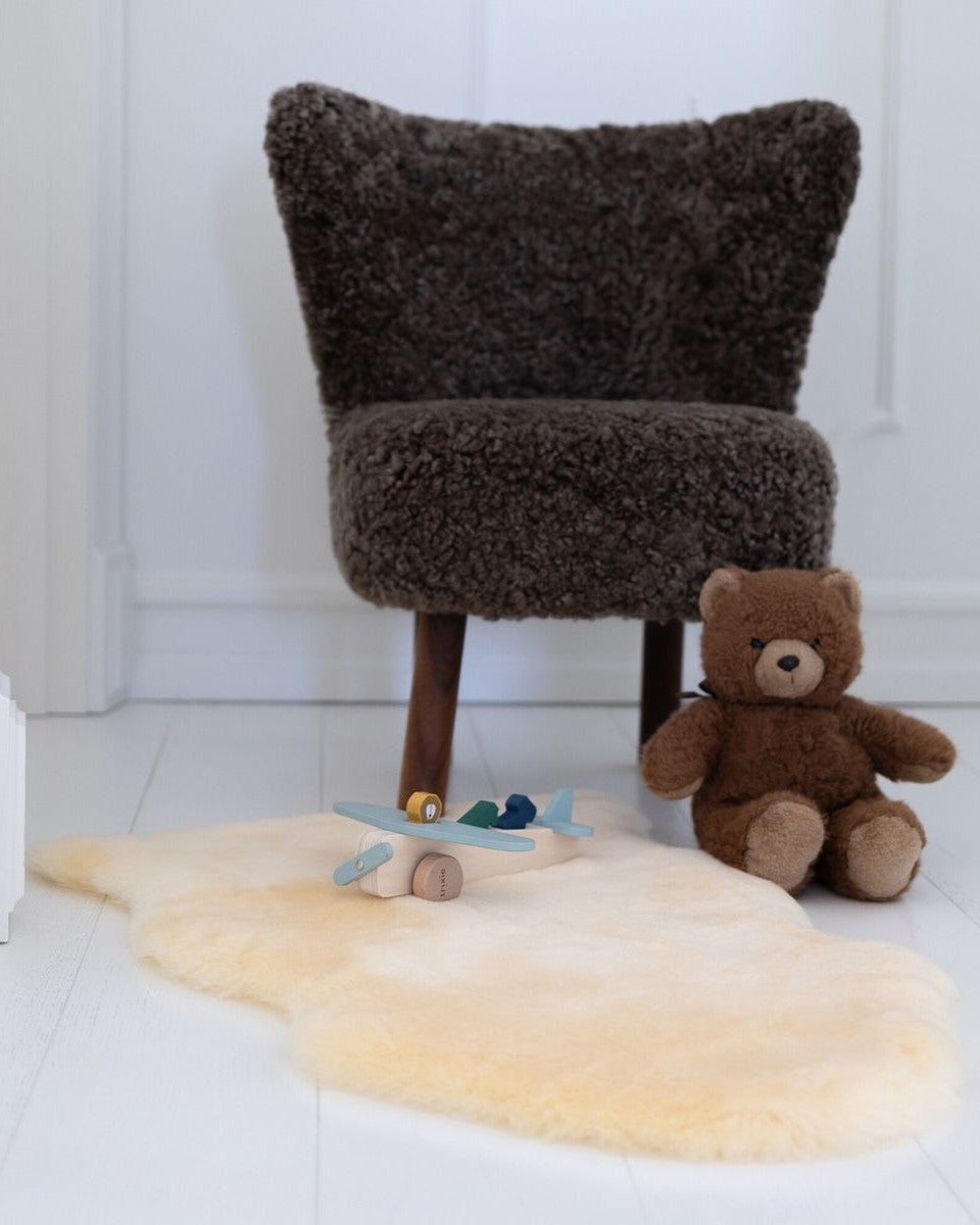 Kleiner Fellsessel und Babylammfell im Kinderzimmer