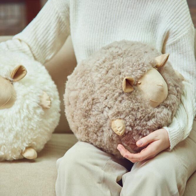Cute Sheep | Kurzhaar | Neuseeland | Rundes Fellkissen Beige/Weiß