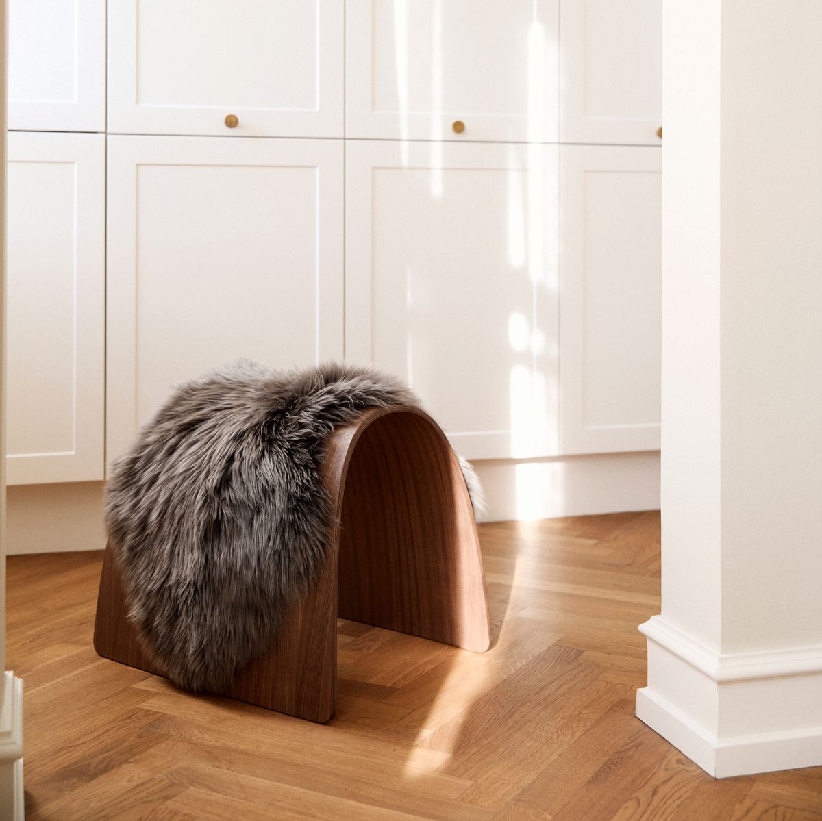 Schafhocker | Holz Stühle | Sheepskinhouse.ch