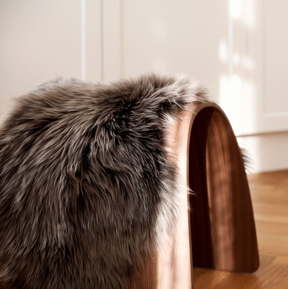 Schafhocker | Holz Stühle | Sheepskinhouse.ch