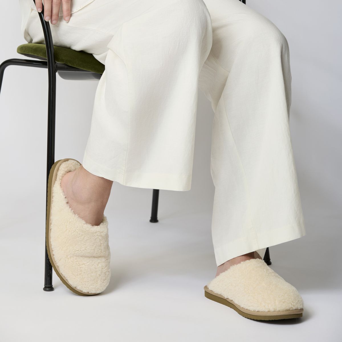 Unisex Curly Slippers | Lammfell Fellschuhe | Sheepskinhouse.ch
