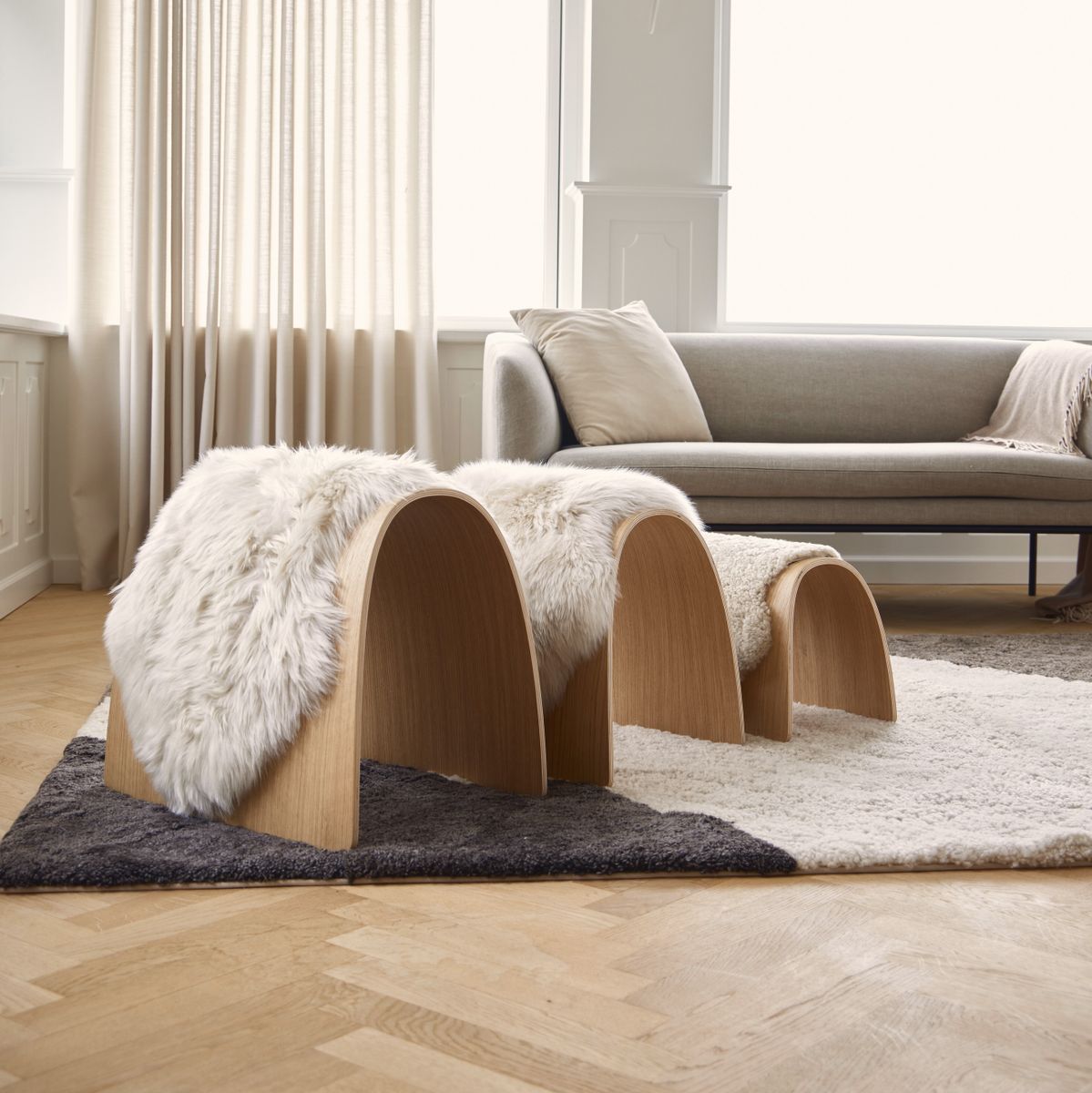Schafhocker | Holz Stühle | Sheepskinhouse.ch