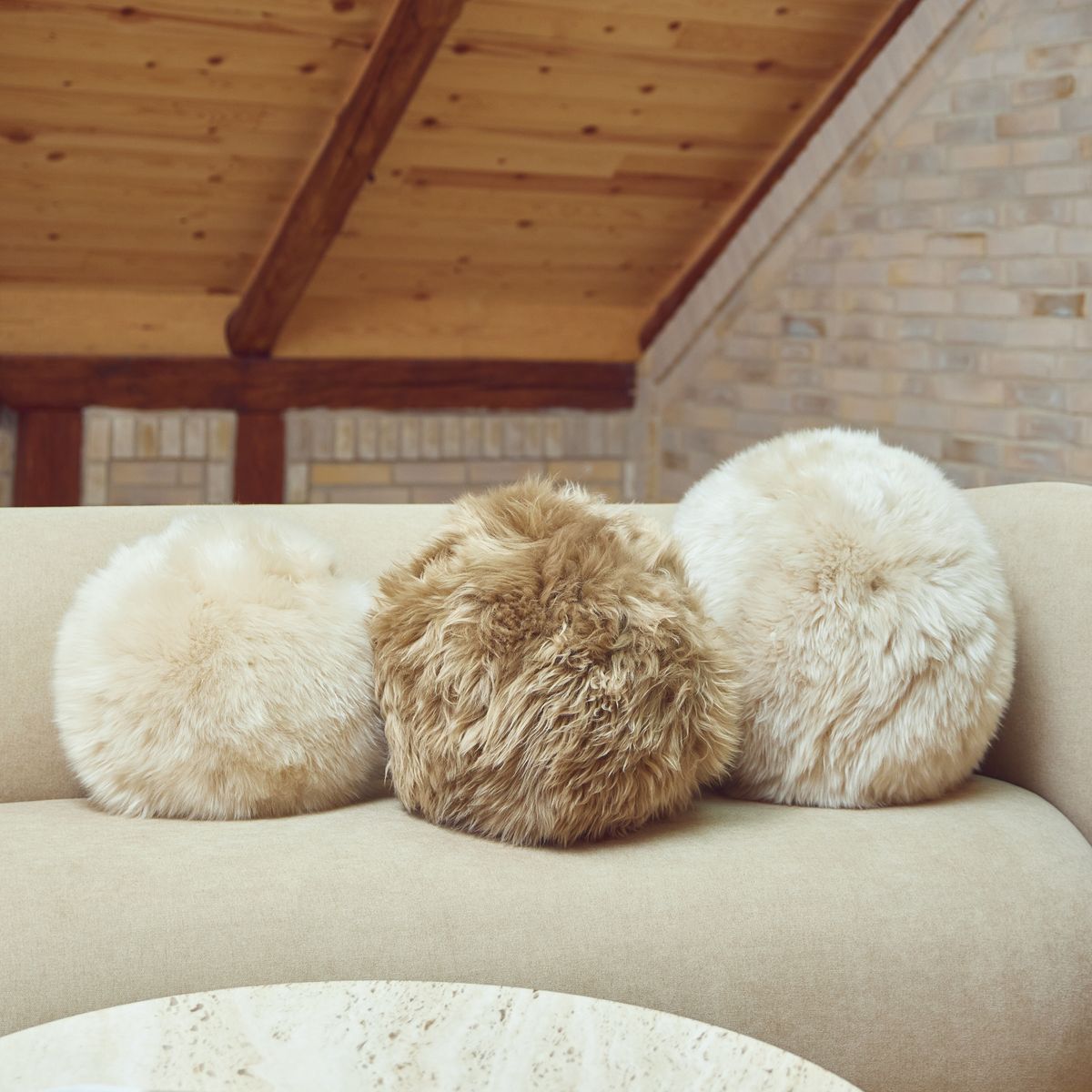 Angelite Kissenball | Langhaar | Neuseeland | D25/30/35 cm Fellkissen | Sheepskinhouse.ch
