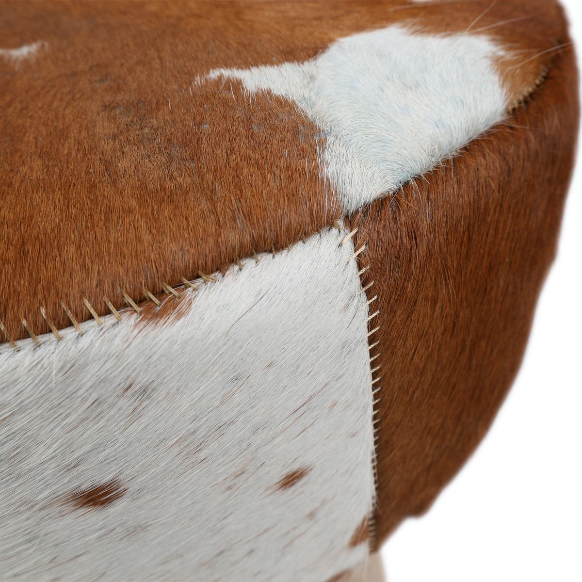 Holzhocker mit Kuhfell | 48xD34 cm Stühle | Sheepskinhouse.ch