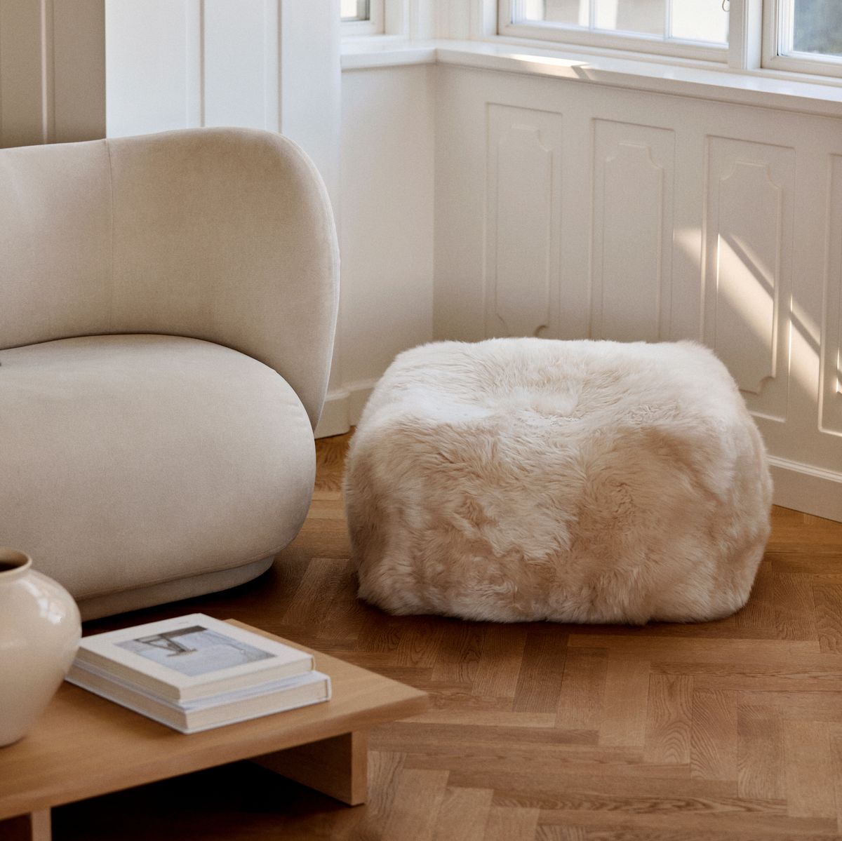 Lammfellpouf | Langhaar | Neuseeland | 50x50x32 cm Schwarz