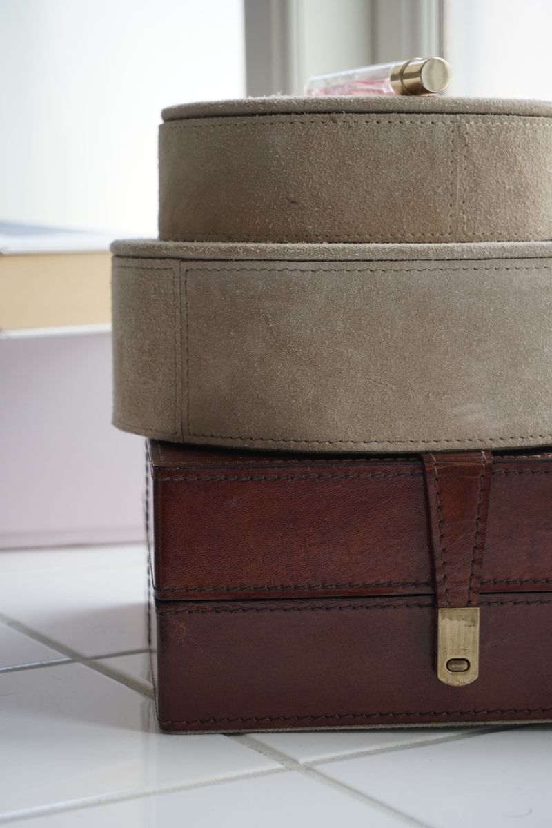 Runde Schachteln | Kalbswildleder | 2 Stück Wohnaccessoire | Sheepskinhouse.ch