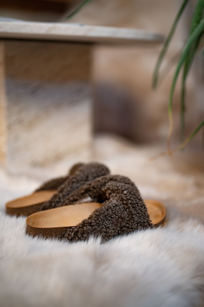 Lilly Kreuz Slippers | Neuseeland | Größe 35-42 Fellschuhe | Sheepskinhouse.ch