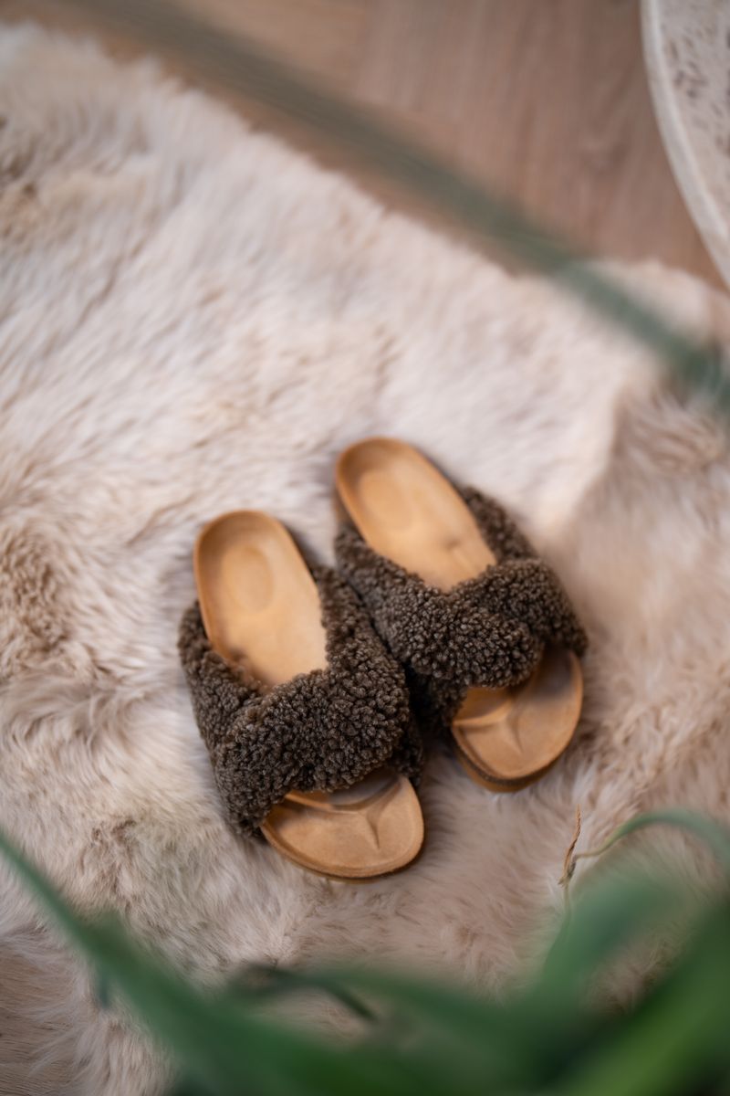 Lilly Kreuz Slippers | Neuseeland | Größe 35-42 Fellschuhe | Sheepskinhouse.ch