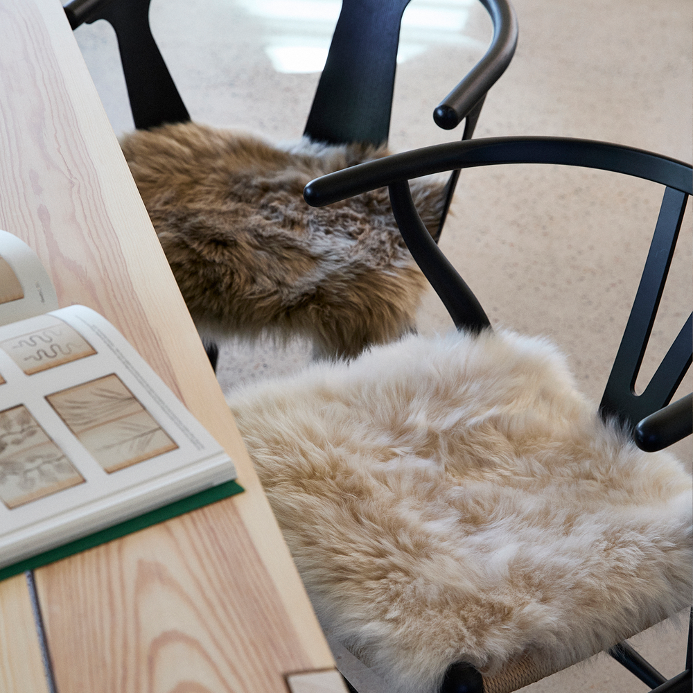 das-perfekte-lammfell-fur-ihren-stuhl