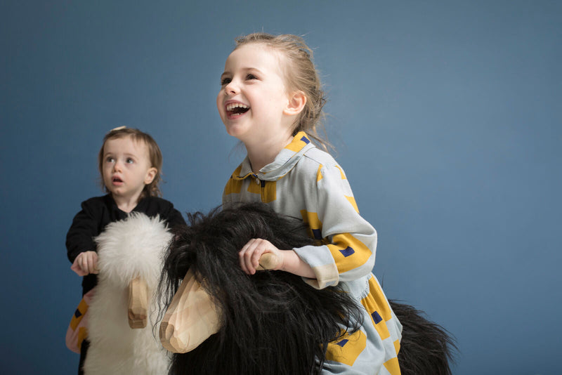 Kinder reiten auf Schaukelschaf