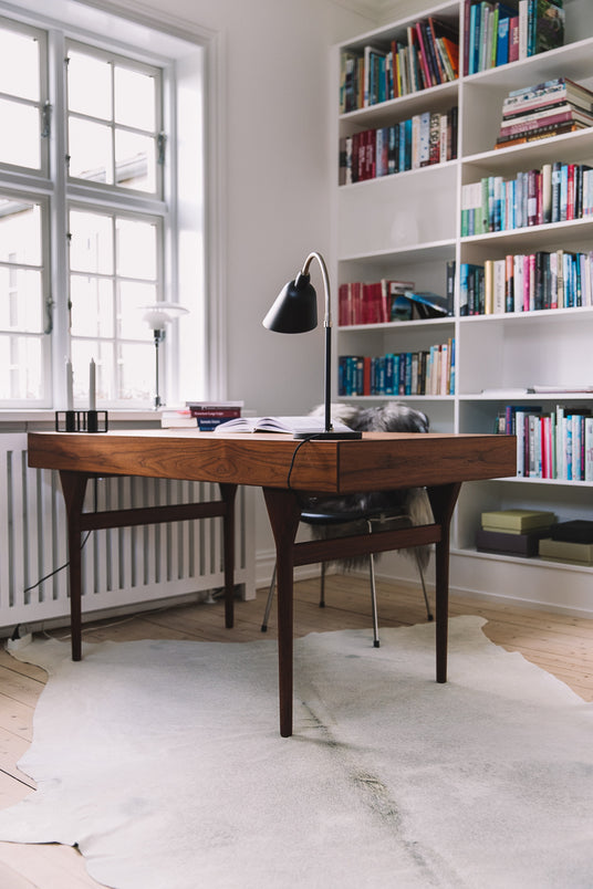 Kuhfell unter einem Holzschreibtisch im Home Office