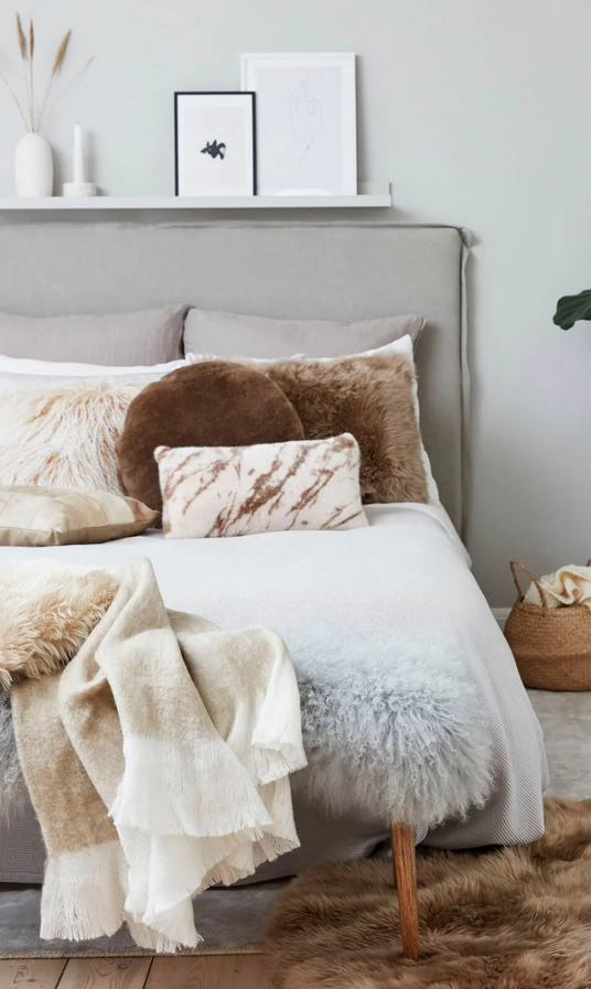 Schlafzimmer mit Lammfell