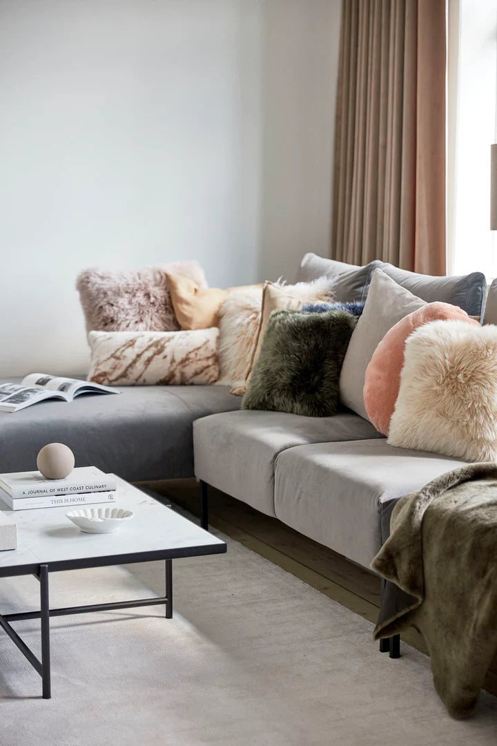 Sofa mit Fellkissen